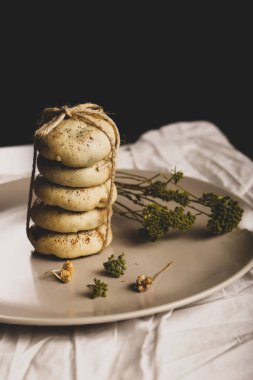 Bir grup çeşit kurabiye. Çikolata parçacıklı, yulaflı, kuru üzümlü, beyaz çikolatalı.