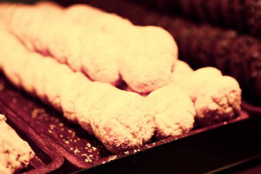 Bir grup çeşit kurabiye. Çikolata parçacıklı, yulaflı, kuru üzümlü, beyaz çikolatalı.