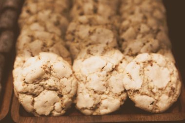 Bir grup çeşit kurabiye. Çikolata parçacıklı, yulaflı, kuru üzümlü, beyaz çikolatalı.