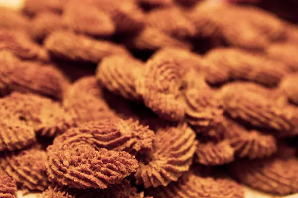 Bir grup çeşit kurabiye. Çikolata parçacıklı, yulaflı, kuru üzümlü, beyaz çikolatalı.