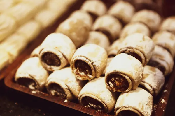 Bir grup çeşit kurabiye. Çikolata parçacıklı, yulaflı, kuru üzümlü, beyaz çikolatalı.