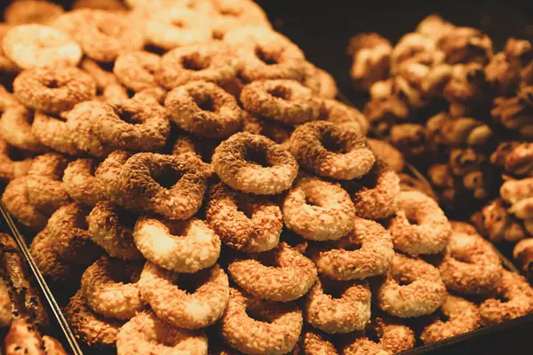 Bir grup çeşit kurabiye. Çikolata parçacıklı, yulaflı, kuru üzümlü, beyaz çikolatalı.