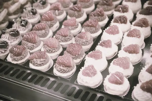 Bir grup çeşit kurabiye. Çikolata parçacıklı, yulaflı, kuru üzümlü, beyaz çikolatalı.