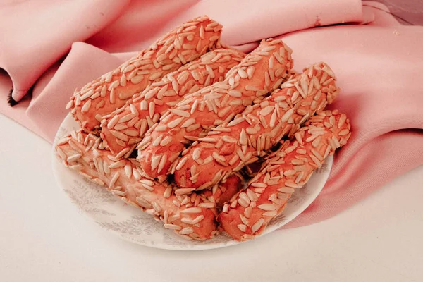 Bir grup çeşit kurabiye. Çikolata parçacıklı, yulaflı, kuru üzümlü, beyaz çikolatalı.