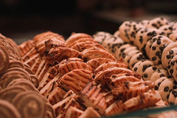 Bir grup çeşit kurabiye. Çikolata parçacıklı, yulaflı, kuru üzümlü, beyaz çikolatalı.