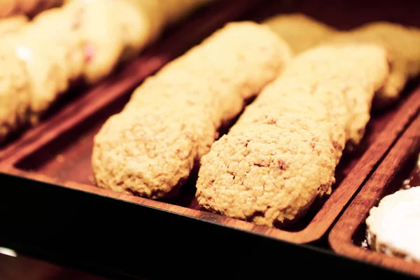 Bir grup çeşit kurabiye. Çikolata parçacıklı, yulaflı, kuru üzümlü, beyaz çikolatalı.