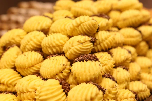 Bir grup çeşit kurabiye. Çikolata parçacıklı, yulaflı, kuru üzümlü, beyaz çikolatalı.