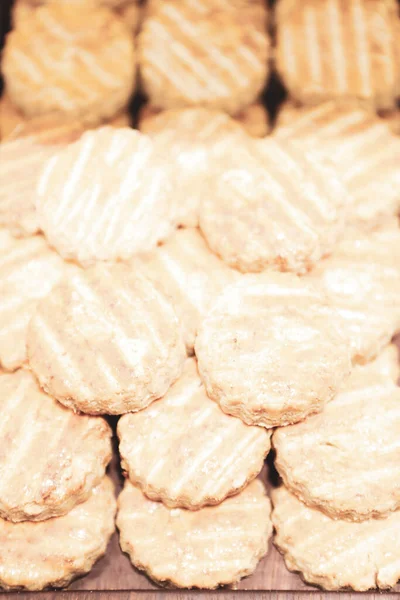 Bir grup çeşit kurabiye. Çikolata parçacıklı, yulaflı, kuru üzümlü, beyaz çikolatalı.