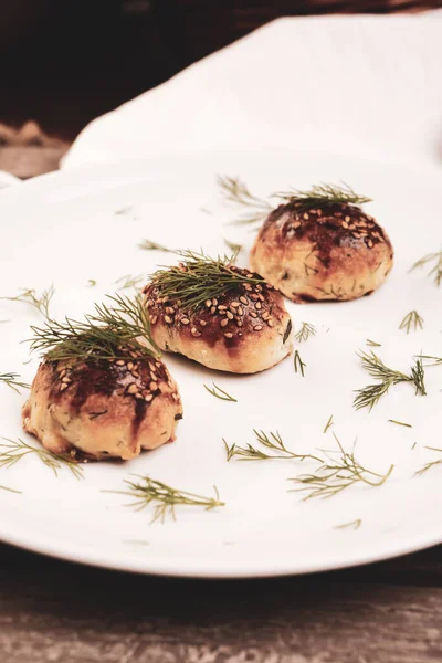 Bir grup çeşit kurabiye. Çikolata parçacıklı, yulaflı, kuru üzümlü, beyaz çikolatalı.