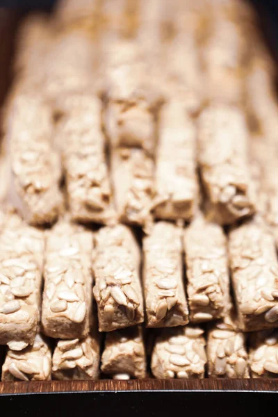 Bir grup çeşit kurabiye. Çikolata parçacıklı, yulaflı, kuru üzümlü, beyaz çikolatalı.