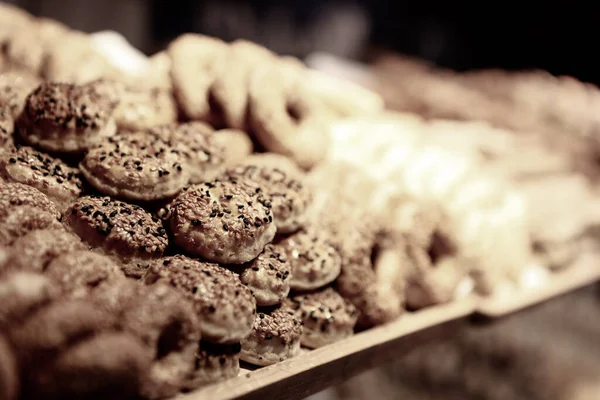 Bir grup çeşit kurabiye. Çikolata parçacıklı, yulaflı, kuru üzümlü, beyaz çikolatalı.