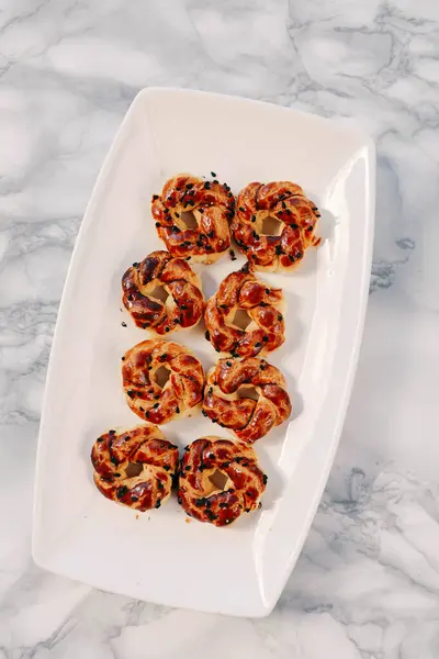 Bir grup çeşit kurabiye. Çikolata parçacıklı, yulaflı, kuru üzümlü, beyaz çikolatalı.