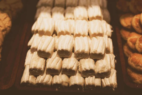 Bir grup çeşit kurabiye. Çikolata parçacıklı, yulaflı, kuru üzümlü, beyaz çikolatalı.