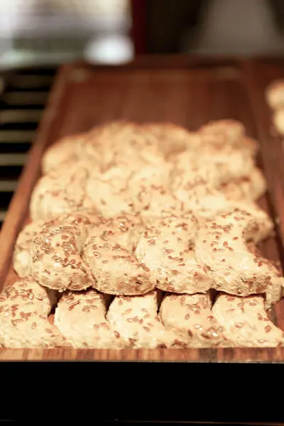 Bir grup çeşit kurabiye. Çikolata parçacıklı, yulaflı, kuru üzümlü, beyaz çikolatalı.