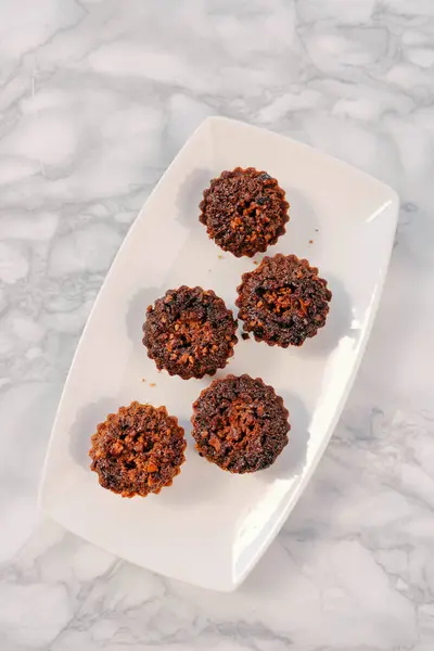 Bir grup çeşit kurabiye. Çikolata parçacıklı, yulaflı, kuru üzümlü, beyaz çikolatalı.