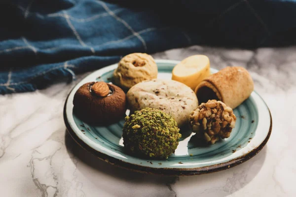 Bir grup çeşit kurabiye. Çikolata parçacıklı, yulaflı, kuru üzümlü, beyaz çikolatalı.