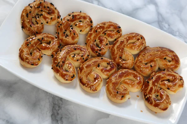 Bir grup çeşit kurabiye. Çikolata parçacıklı, yulaflı, kuru üzümlü, beyaz çikolatalı.