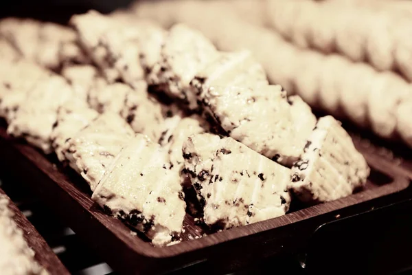 Bir grup çeşit kurabiye. Çikolata parçacıklı, yulaflı, kuru üzümlü, beyaz çikolatalı.