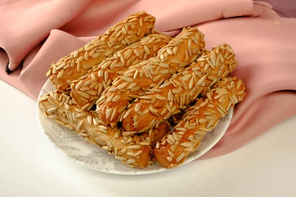 Bir grup çeşit kurabiye. Çikolata parçacıklı, yulaflı, kuru üzümlü, beyaz çikolatalı.