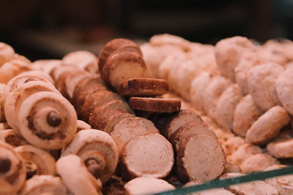 Bir grup çeşit kurabiye. Çikolata parçacıklı, yulaflı, kuru üzümlü, beyaz çikolatalı.