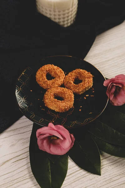 Bir grup çeşit kurabiye. Çikolata parçacıklı, yulaflı, kuru üzümlü, beyaz çikolatalı.