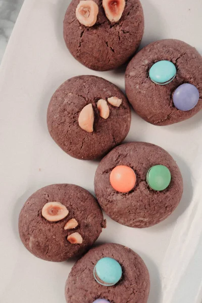 Bir grup çeşit kurabiye. Çikolata parçacıklı, yulaflı, kuru üzümlü, beyaz çikolatalı.