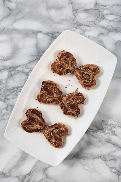 Bir grup çeşit kurabiye. Çikolata parçacıklı, yulaflı, kuru üzümlü, beyaz çikolatalı.