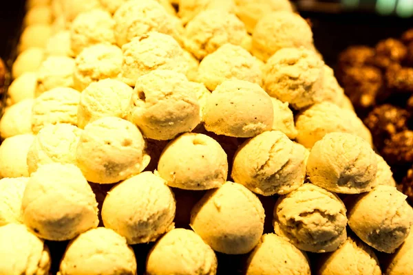 Bir grup çeşit kurabiye. Çikolata parçacıklı, yulaflı, kuru üzümlü, beyaz çikolatalı.