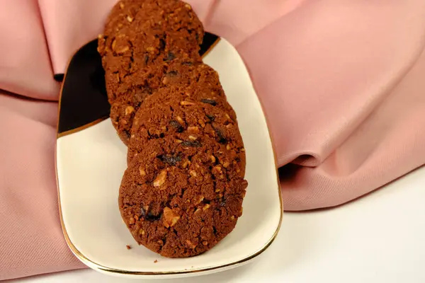 Bir grup çeşit kurabiye. Çikolata parçacıklı, yulaflı, kuru üzümlü, beyaz çikolatalı.