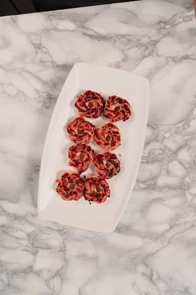 Bir grup çeşit kurabiye. Çikolata parçacıklı, yulaflı, kuru üzümlü, beyaz çikolatalı.