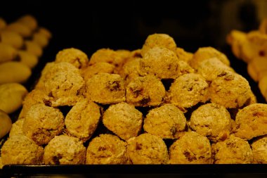 Bir grup çeşit kurabiye. Çikolata parçacıklı, yulaflı, kuru üzümlü, beyaz çikolatalı.