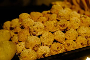 Bir grup çeşit kurabiye. Çikolata parçacıklı, yulaflı, kuru üzümlü, beyaz çikolatalı.