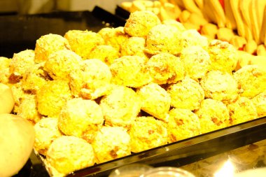 Bir grup çeşit kurabiye. Çikolata parçacıklı, yulaflı, kuru üzümlü, beyaz çikolatalı.