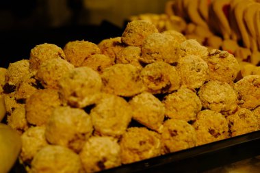 Bir grup çeşit kurabiye. Çikolata parçacıklı, yulaflı, kuru üzümlü, beyaz çikolatalı.