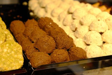 Bir grup çeşit kurabiye. Çikolata parçacıklı, yulaflı, kuru üzümlü, beyaz çikolatalı.