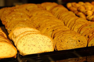 Bir grup çeşit kurabiye. Çikolata parçacıklı, yulaflı, kuru üzümlü, beyaz çikolatalı.