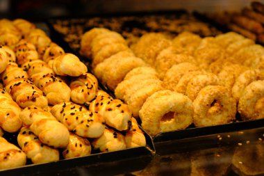 Bir grup çeşit kurabiye. Çikolata parçacıklı, yulaflı, kuru üzümlü, beyaz çikolatalı.