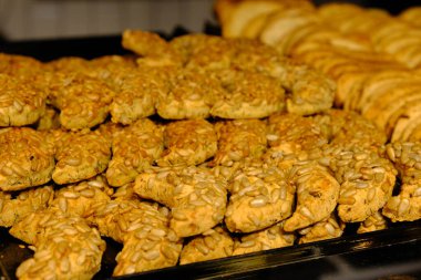 Bir grup çeşit kurabiye. Çikolata parçacıklı, yulaflı, kuru üzümlü, beyaz çikolatalı.