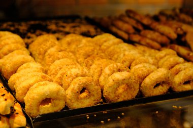 Bir grup çeşit kurabiye. Çikolata parçacıklı, yulaflı, kuru üzümlü, beyaz çikolatalı.