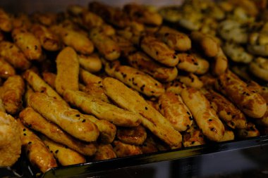 Bir grup çeşit kurabiye. Çikolata parçacıklı, yulaflı, kuru üzümlü, beyaz çikolatalı.