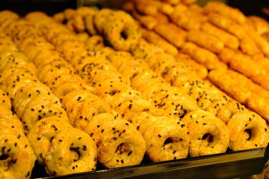 Bir grup çeşit kurabiye. Çikolata parçacıklı, yulaflı, kuru üzümlü, beyaz çikolatalı.