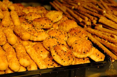 Bir grup çeşit kurabiye. Çikolata parçacıklı, yulaflı, kuru üzümlü, beyaz çikolatalı.