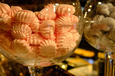 Bir grup çeşit kurabiye. Çikolata parçacıklı, yulaflı, kuru üzümlü, beyaz çikolatalı.