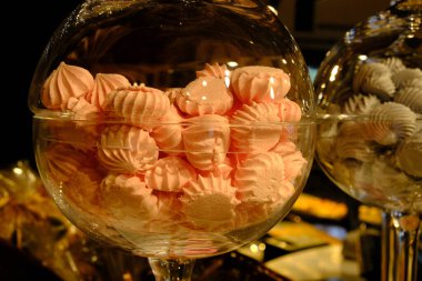 Bir grup çeşit kurabiye. Çikolata parçacıklı, yulaflı, kuru üzümlü, beyaz çikolatalı.