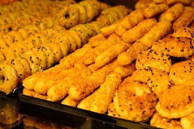 Bir grup çeşit kurabiye. Çikolata parçacıklı, yulaflı, kuru üzümlü, beyaz çikolatalı.