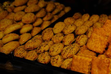 Bir grup çeşit kurabiye. Çikolata parçacıklı, yulaflı, kuru üzümlü, beyaz çikolatalı.