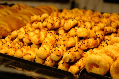 Bir grup çeşit kurabiye. Çikolata parçacıklı, yulaflı, kuru üzümlü, beyaz çikolatalı.