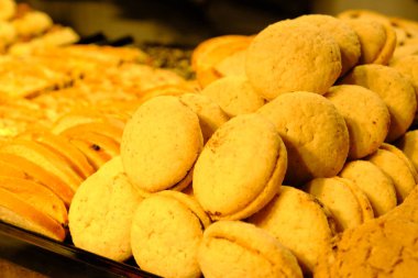 Bir grup çeşit kurabiye. Çikolata parçacıklı, yulaflı, kuru üzümlü, beyaz çikolatalı.