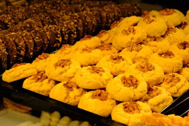 Bir grup çeşit kurabiye. Çikolata parçacıklı, yulaflı, kuru üzümlü, beyaz çikolatalı.