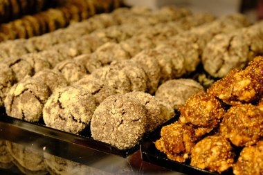 Bir grup çeşit kurabiye. Çikolata parçacıklı, yulaflı, kuru üzümlü, beyaz çikolatalı.